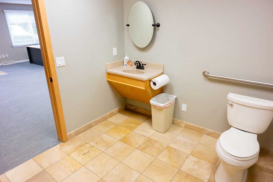 More Photos Of 1908 Grand Ave, West Des Moines Office For Lease