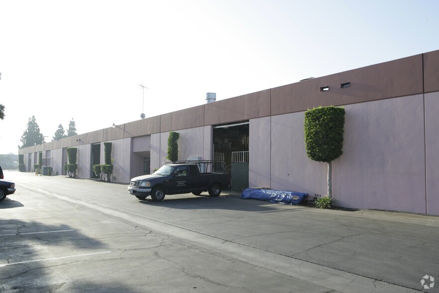 More Photos Of 11255 Woodruff Ave, Downey Warehouse For Lease