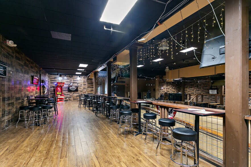 More Photos Of 425 W State St, Sycamore General Retail For Sale