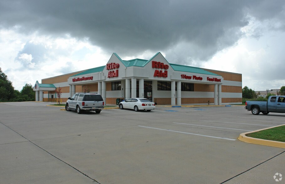 Primary Photo Of 5661 Bullard Ave, New Orleans Drugstore For Lease