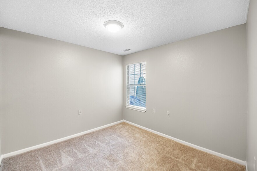 More Photos Of 408 SE 7th St, Oak Grove Apartments For Sale
