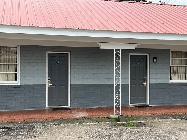 More Photos Of 1645 Main St N, Allendale Hotel For Sale