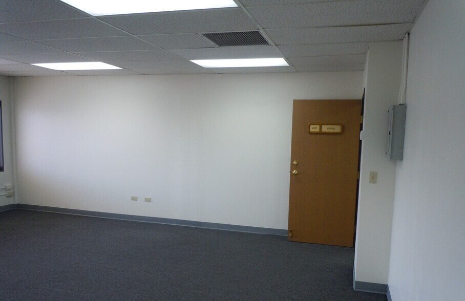 More Photos Of 6801 S Emporia St, Englewood Light Distribution For Lease