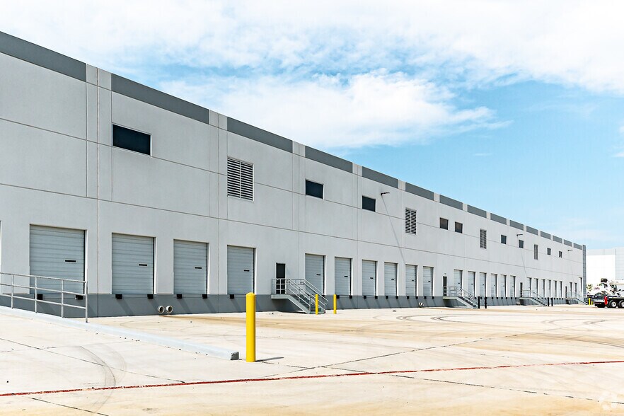 More Photos Of 920 S Western Blvd, Denton Warehouse For Lease