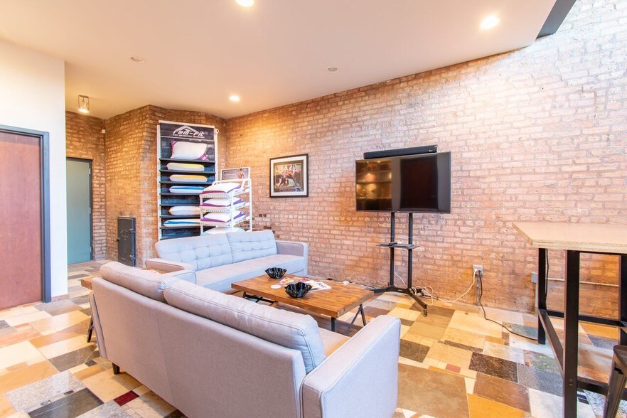 More Photos Of 1703 Darrow St, Evanston Office Residential For Sale