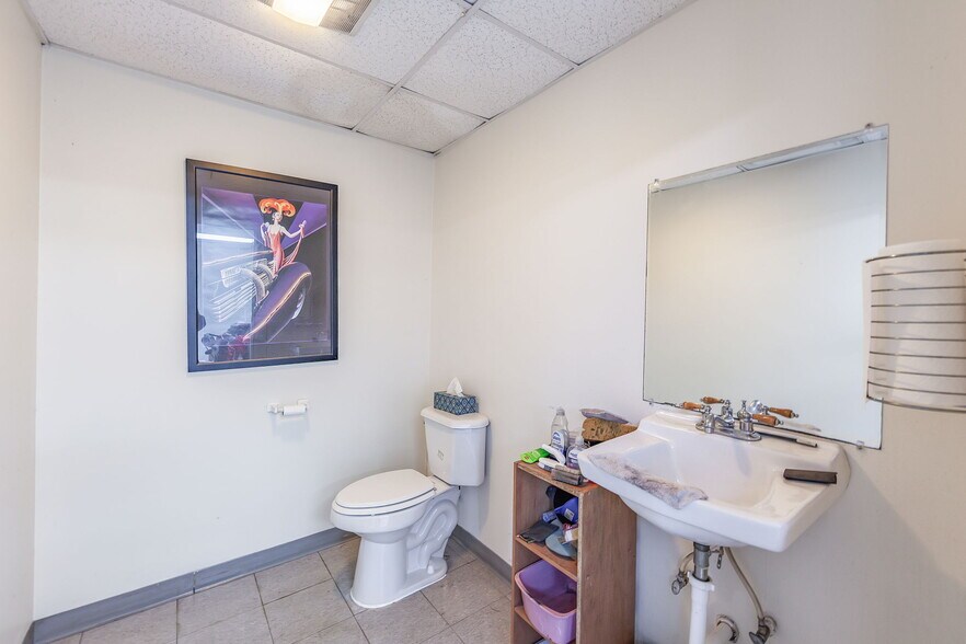 More Photos Of 39 N Madison Dr, Humboldt Showroom For Sale