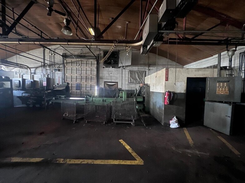 More Photos Of 1420 Adams Ave, Huntington Warehouse For Lease
