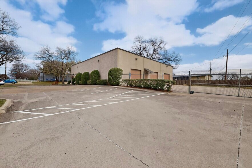 More Photos Of 2620 Carson St, Haltom City Light Distribution For Lease