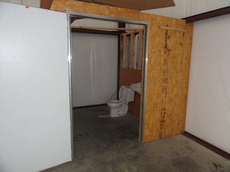 More Photos Of 235 Shiloh Church Rd, Ellisville Distribution For Sale