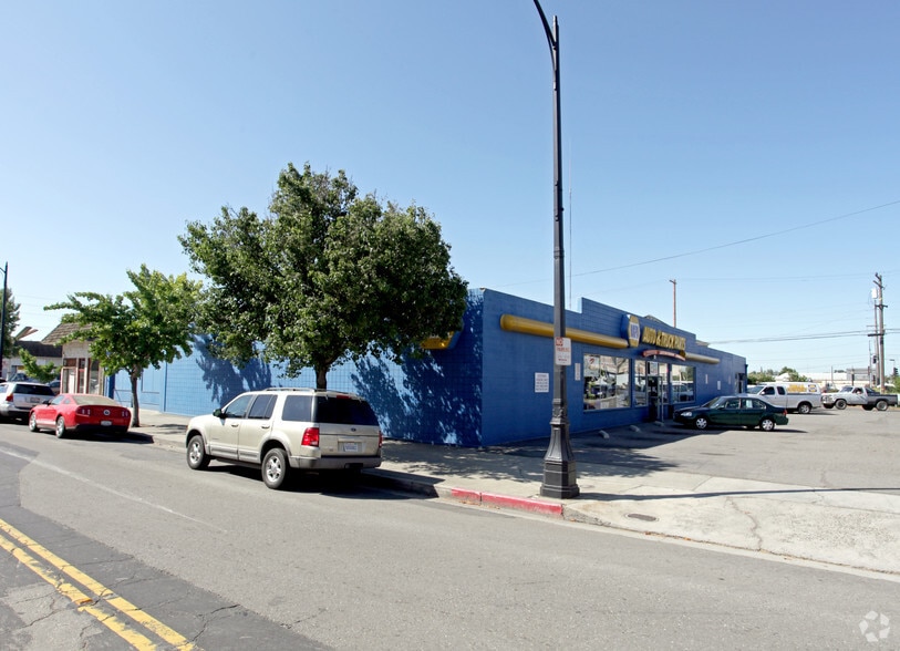 More Photos Of 924 G St, Modesto Freestanding For Sale