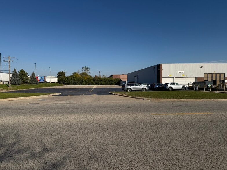 More Photos Of 1001 Foster Ave, Bensenville Warehouse For Lease