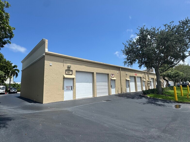 More Photos Of 590 SW 9th Ter, Pompano Beach Showroom For Lease