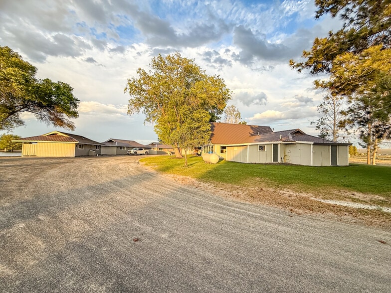 More Photos Of 87275 County Hwy 9-28, Christmas Valley Hotel For Sale