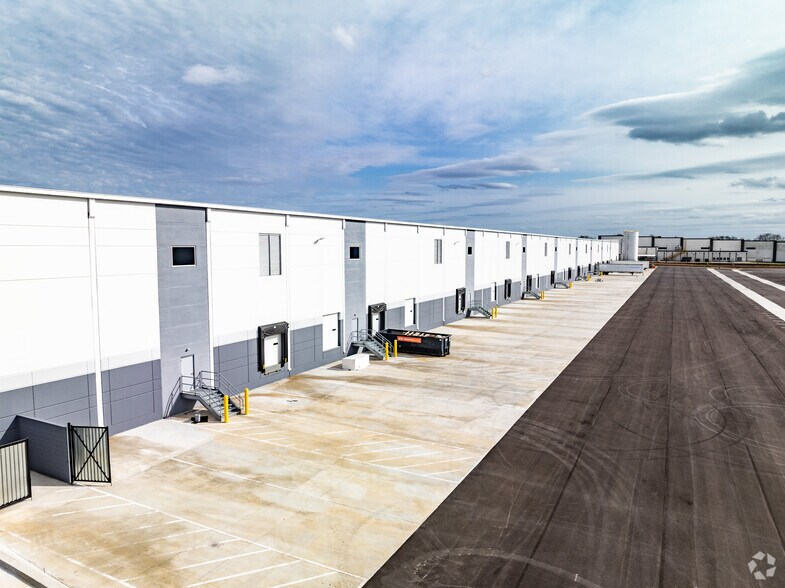 More Photos Of 825 Beechcroft Rd, Spring Hill Distribution For Lease