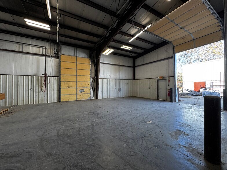 More Photos Of 27877 Glacier Point Rd, Lebanon Warehouse For Lease