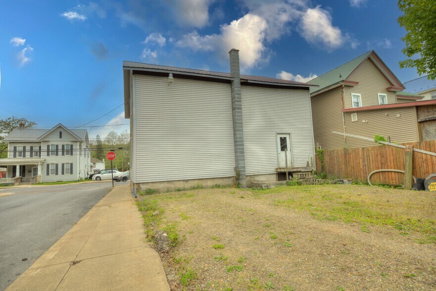 More Photos Of 150 Main St, Benton Office For Sale
