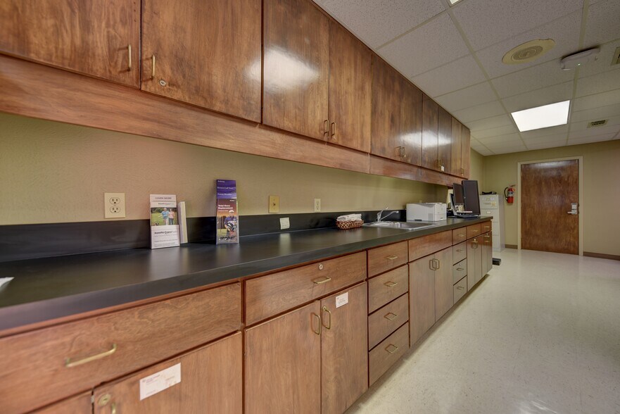 More Photos Of 501 E Washington Ave, Navasota Medical For Sale