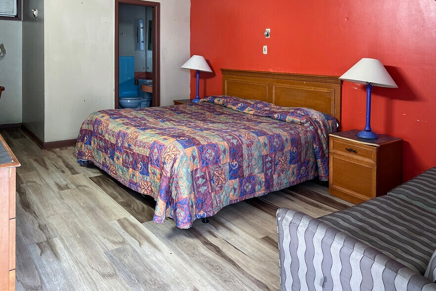 More Photos Of 819 W 7th St, Texarkana Hotel For Sale