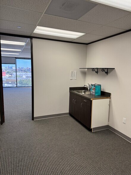 More Photos Of 7324 Southwest Fwy, Houston Office For Lease