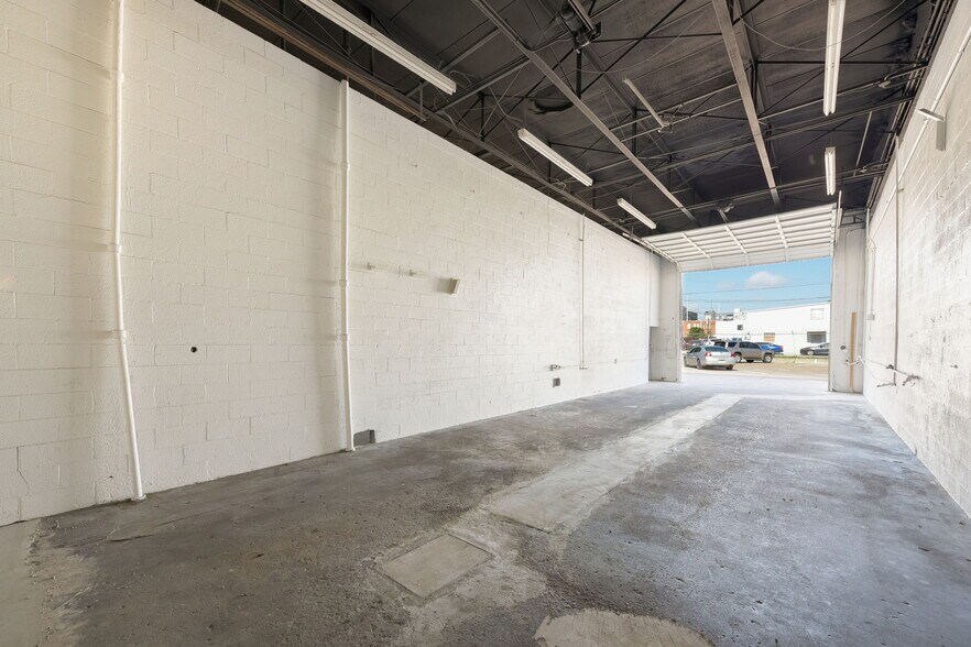 More Photos Of 304 E Vickery Blvd, Fort Worth Warehouse For Lease