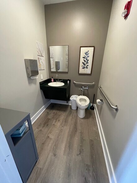 More Photos Of 6478 Putnam Ford Dr, Woodstock Office For Lease