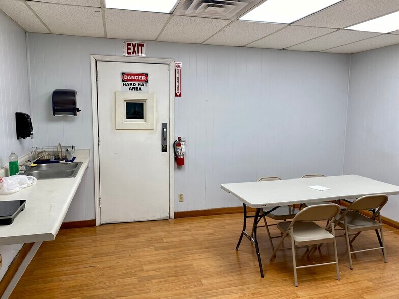 More Photos Of 8134 Interchange Pky, San Antonio Warehouse For Lease