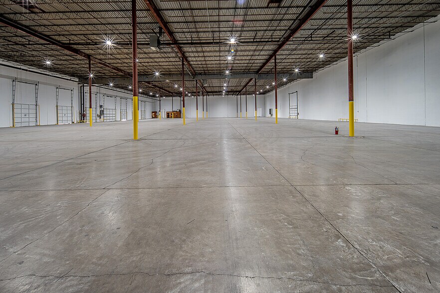 More Photos Of 8330 Endicott Ln, Dallas Warehouse For Lease