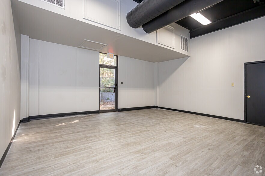 More Photos Of 3315 Demetropolis Rd, Mobile Office For Sale