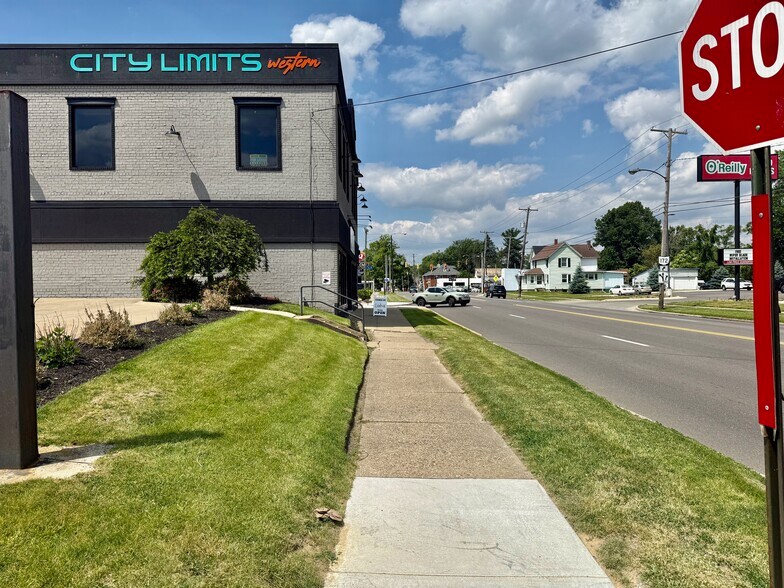 More Photos Of 641 Lincoln Way W, Massillon Showroom For Lease
