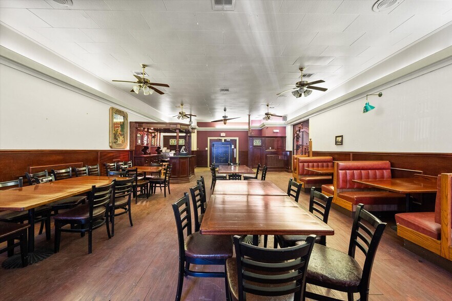 More Photos Of 107 S Beaton St, Corsicana Storefront For Sale