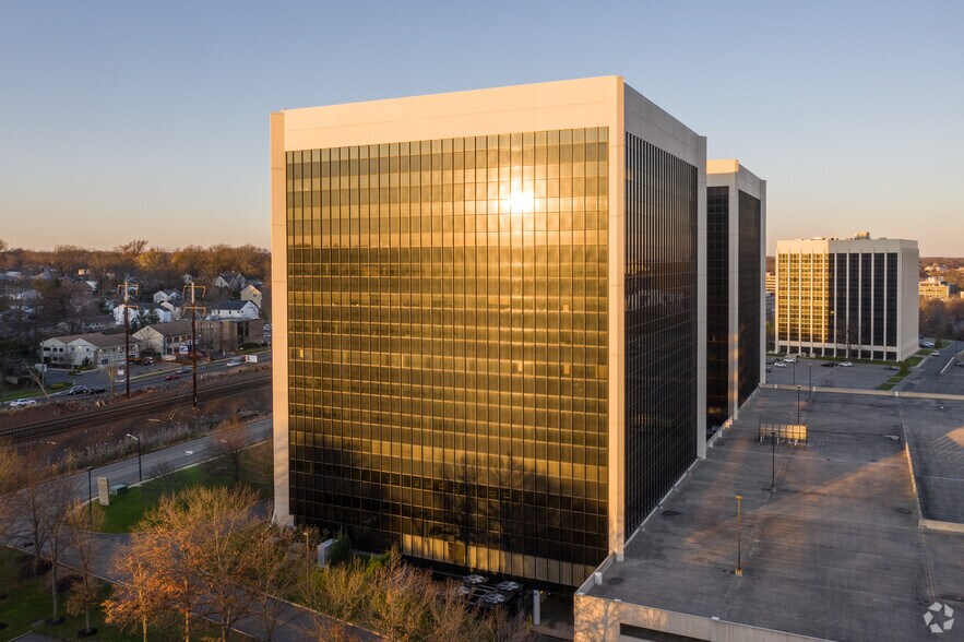 More Photos Of 379 Thornall St, Edison Office For Lease