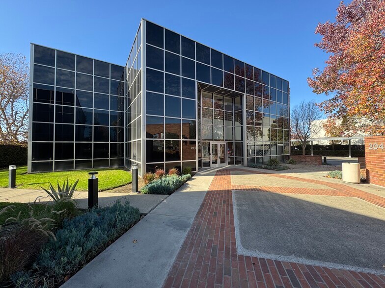 More Photos Of 2040 S Santa Cruz St, Anaheim Loft Creative Space For Lease