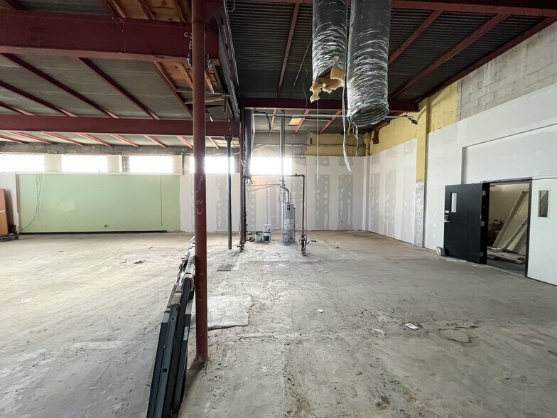 More Photos Of 1001 E Central Ave, Wichita Light Distribution For Lease