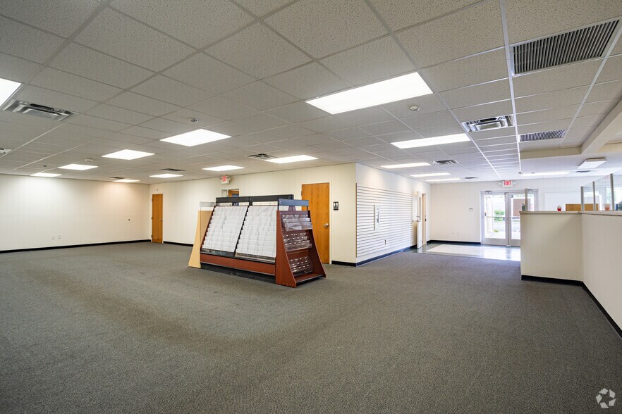 More Photos Of 1302 Lee St, West Point Freestanding For Lease