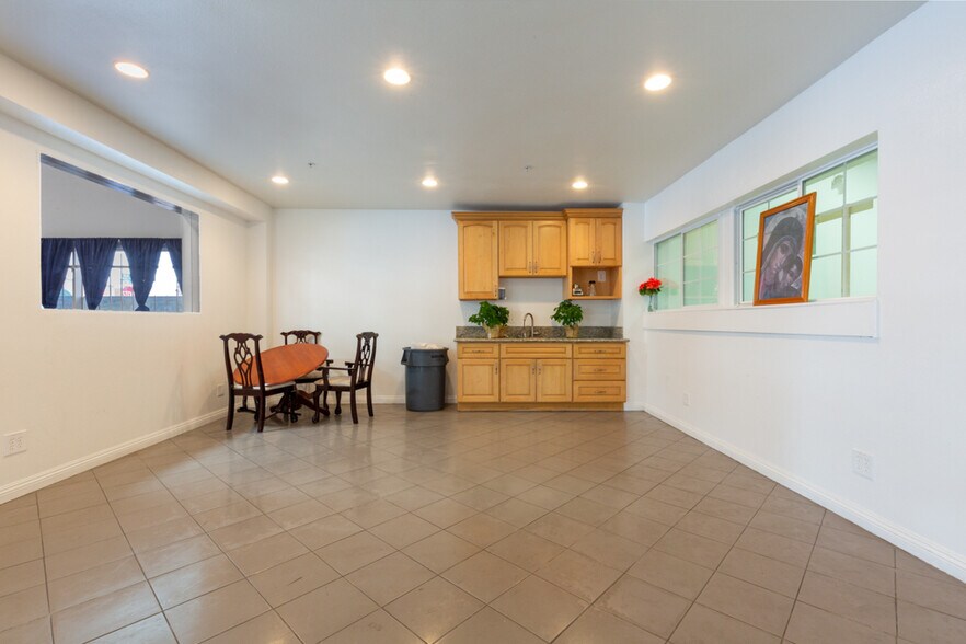 More Photos Of 505 S Main St, Santa Ana Storefront For Sale