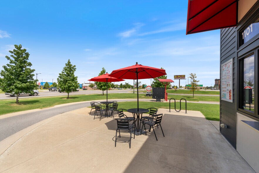 More Photos Of 1101 SW Regional Airport Blvd, Bentonville Fast Food For Sale