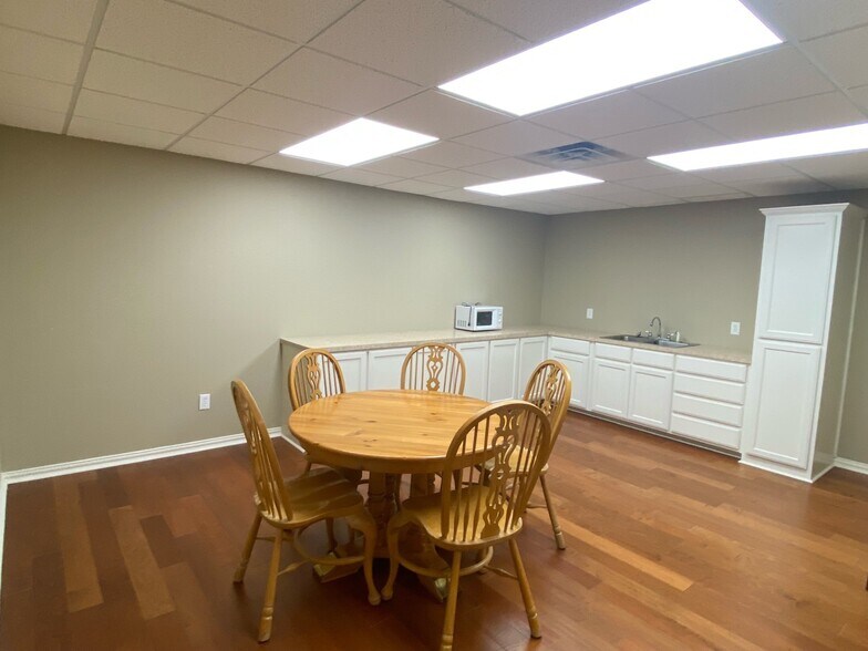 More Photos Of 5809 N State Highway 6, Waco Warehouse For Lease