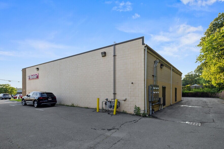 More Photos Of 902-908 S Willow St, Manchester Freestanding For Lease