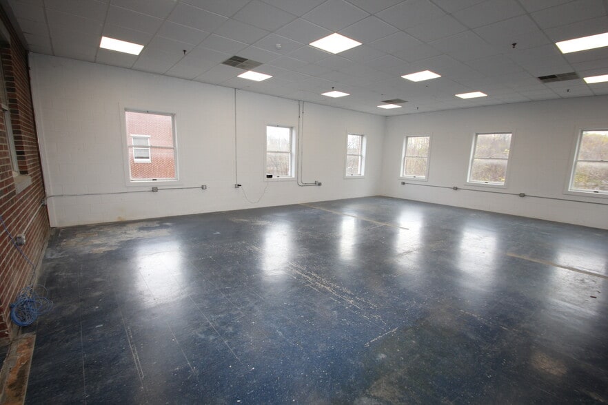 More Photos Of 35 Water St, Amesbury Research And Development For Lease