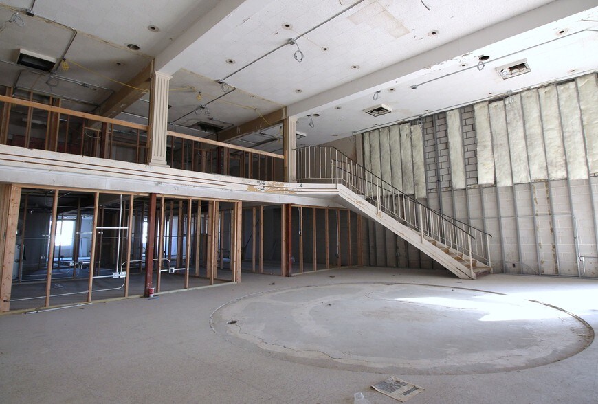 More Photos Of 2301 NW 12th St, Lincoln Showroom For Lease