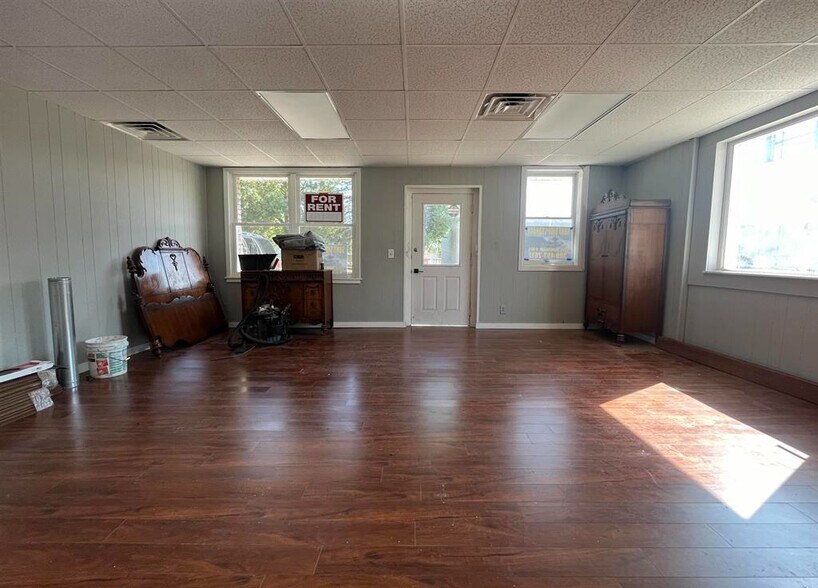 More Photos Of 421 E Moneta Ave, Peoria Heights Self Storage For Lease