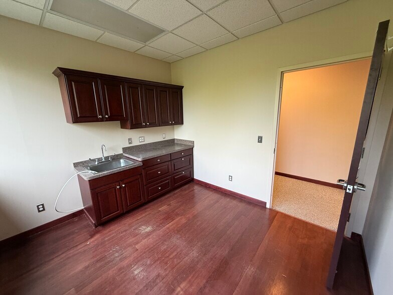 More Photos Of 39525 14 Mile Rd, Novi Medical For Lease