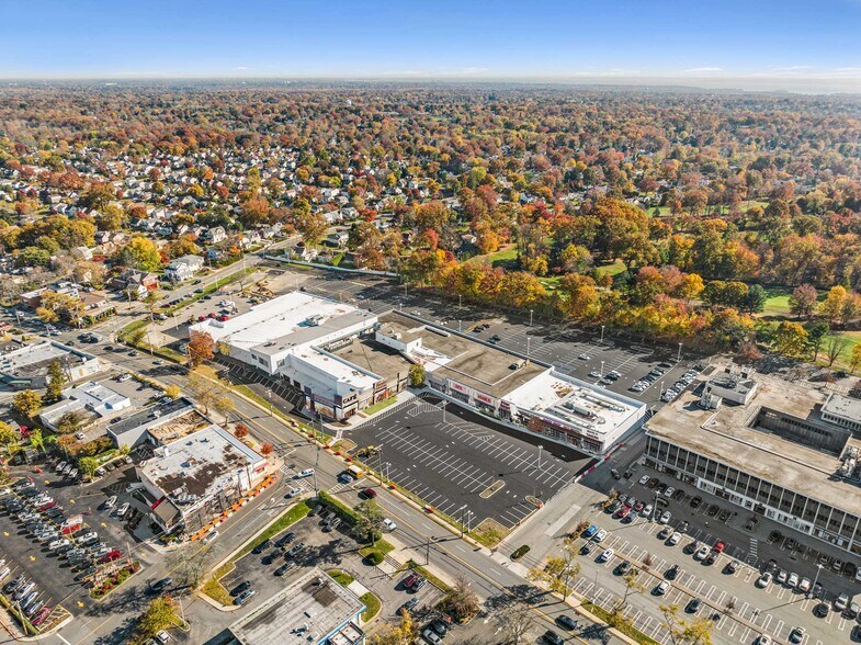 More Photos Of 750 White Plains Rd, Scarsdale Department Store For Lease