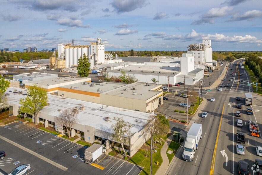 More Photos Of 2534-2568 Industrial Blvd, West Sacramento Showroom For Lease