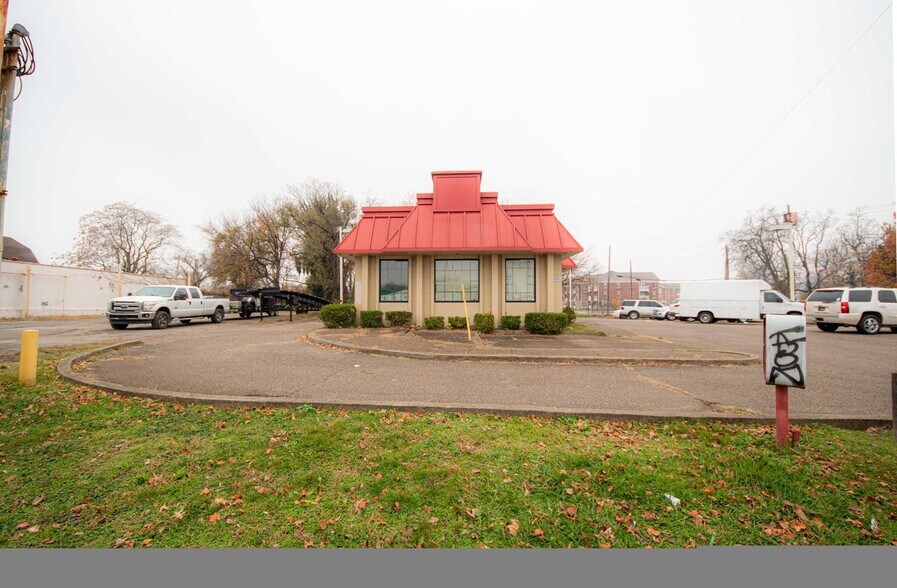 More Photos Of 600 E Broadway, Louisville Restaurant For Lease