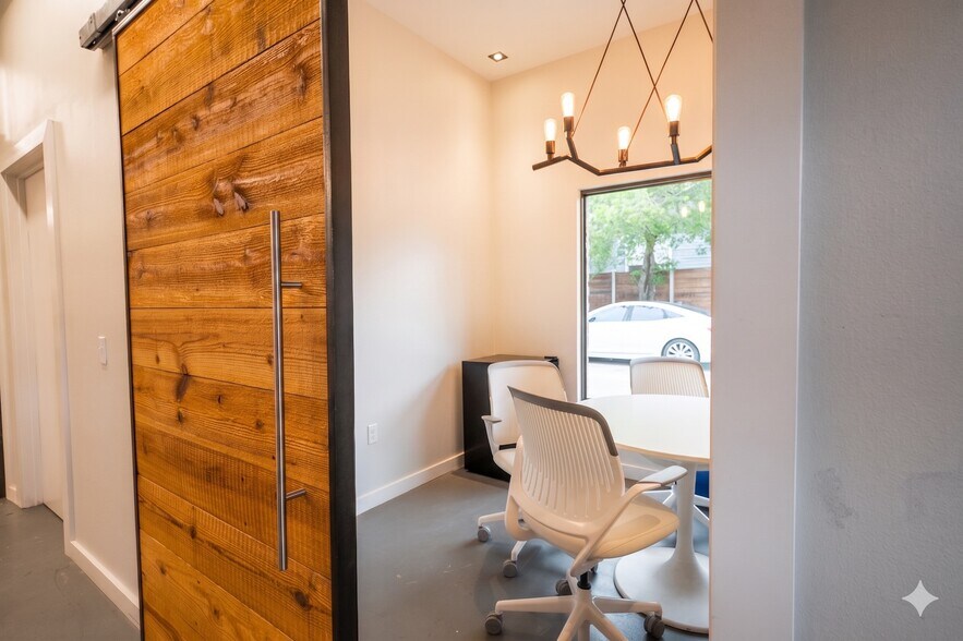 More Photos Of 612 Winflo Dr, Austin Office For Lease