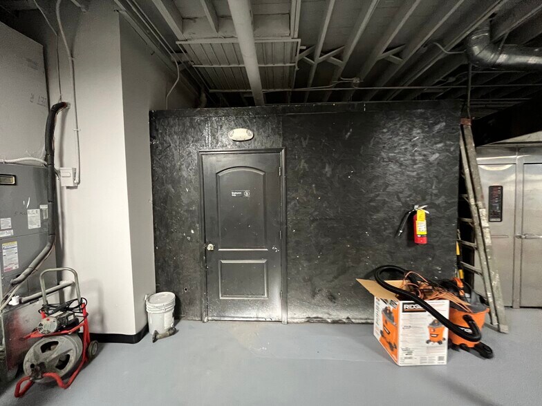 More Photos Of 1917 N Dixie Hwy, West Palm Beach Storefront Retail Office For Lease