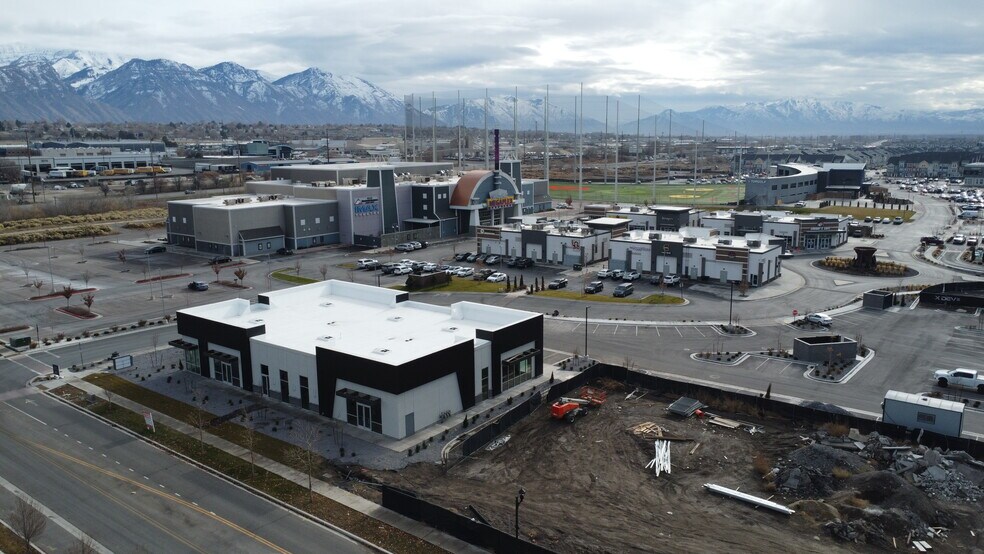 More Photos Of 634 N Mill Road, Vineyard Storefront Retail Office For Lease