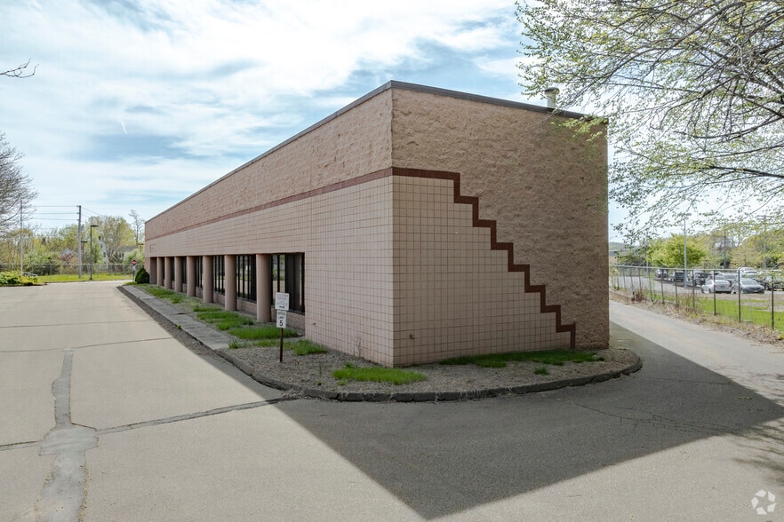 More Photos Of 10 Middletown Ave, North Haven Warehouse For Lease