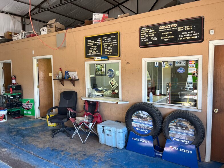 More Photos Of 1202 Cherokee St, Lindsay Auto Repair For Sale